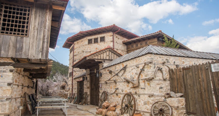 ANTALYA ÇIKIŞLI, ORMANA DÜĞMELİ EVLER & ALTINBEŞİK MAĞARASI TURU KURBAN BAYRAMI (GÜNÜBİRLİK)